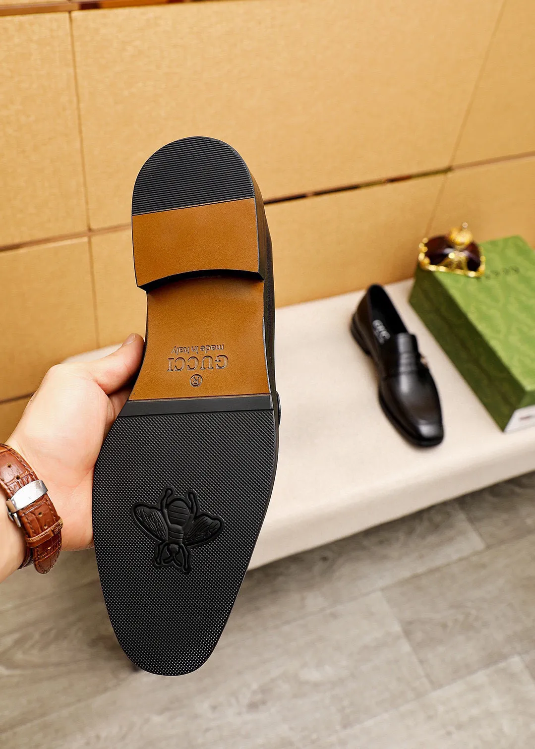 Men's shoes 💰400 💐 Product trademark: GUCCI "Gucci" casual leather shoes Regular size: 39-44 (38.45.46🉑️Customized) Product materials: Selected imported first-layer calfskin upper + luxury hardware buckle, imported 🐑 sheepskin lining. Strong three-dimensional visual effect, combined outsole Color: 2⃣️colors available